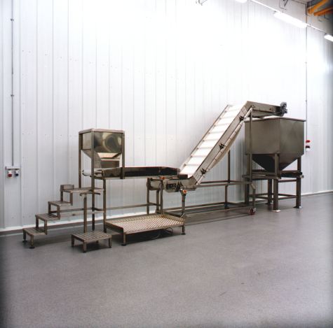 Photo of fabricated conveyor & hopper